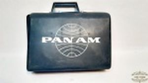Mala da companhia aérea Pan Am azul com avaria no fecho. Medida 39X30 cm por 11 cm altura.