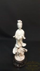 Escultura de Kuan Yin em porcelana Branca. Medida 18 cm Altura.Apresenta algumas perdas nos dedos.