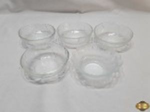 Lote de 5 bowls em vidro moldado. Medindo 4 deles 4,5cm de altura x 13cm de diâmetro e 1 deles 5,5cm de altura x 13,5cm de diâmetro