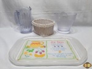 Lote diverso, composto de jarra, bowl e bandeja em plástico duro e cesta em vime branco. Medindo a bandeja 43,5cm x 28cm.
