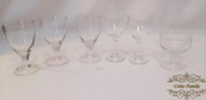 6 taças  variadas em cristal e vidro. meddia maior 13,5 altura e menor 9 cm de altura