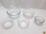 Lote composto de 5 bowls diversos em vidro. Medindo o maior 17,5cm de diâmetro x 8cm de altura.
