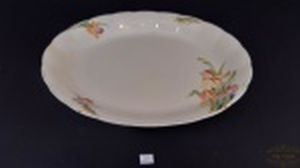 Travessa Oval em Porcelana  Inglesa   dercoradas com flores   Medidas: 30 cm x 36 cm x 6,5 cm.