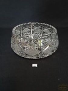 Saladeira Centro de Mesa em Cristal Ricamente Moldado Possivelmente Europeu. Medida 20 cm diametro x 10 cm altura . Bordas Serrilhadas com pequeno Bicado imperceptivel na Borda.