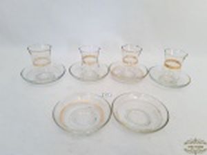 Jogo de 4 Copos e 2 Pires para Chá Turco em Cristal Friso Dourado. Medidas Copos 8 cm altura x 5 cm diametro e Pires 10 cm diametro.