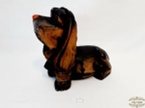 Escultura enfeite Cachorro em Madeira Esculpida. Medidas 25 cm altura x 27,5 cm.