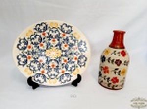 Lote 2 Peças sendo 1 Vaso e 1 Prato  decorativo em Ceramica Vitrificada Floral .medida: Prato 34,5 cm diametro e Vaso 26 cm altura  x 5 cm diametro
