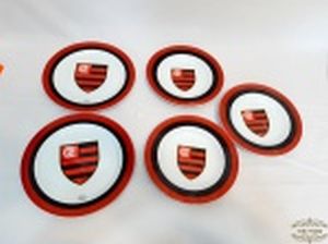 Lote 5 Pratos Melanina com Escudo do Flamengo sendo 2 Rasos e 3 Fundos. Medidas Raso 25 cm e Fundo 22 cm. Apresenta Desgastes conforme foto