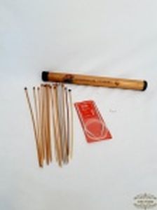 Lote 10 Peças sendo 1 Agulha Circular , 8 Pares Agulha de Tricô e Estojo de Bambu.Medidas Estojo 40 cm comprimento e Agulha Circular 100 cm 5 mm .