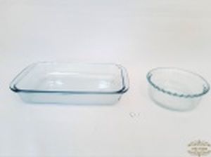 Lote 2  Pyrex sendo 1 redondo e 1 Retangular em Vidro  Marinex Translucido. Medidas Redondo 14,5 cm x 5,5 cm altura e Retangular apresenta bicados borda  29 cm x 17,5 cm x 4,5 cm altura