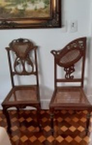 2 cadeiras art nouveau em madeira nobre com assento e encosto em palhinha.