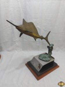 Escultura de peixe Sail Fish em bronze com base em mármore, metal e madeira. Medindo 28,5cm x 22,5cm de base x 46,5cm de altura. Leve amassado na ponta da calda.