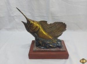 Escultura de peixe Sail Fish em bronze com base em mármore com madeira. Medindo 24cm x 13,5cm de base x 30cm de altura.