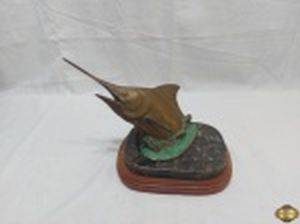 Escultura de peixe Marlin em bronze com base em mármore com madeira. Medindo 23,5cm x 19cm de base x 21,5cm de altura.