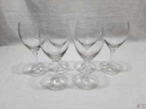 Jogo de 6 taças de vinho em cristal incolor. Medindo 18cm de altura.