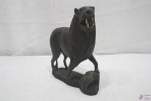 Escultura Na Forma De Leão Em Madeira Escura. MEDINDO: 23CM DE ALTURA.