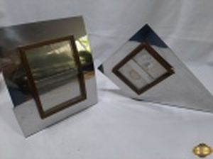 Lote de 2 porta retratos em aço inox. Medindo o retangular 26cm de altura x 22,5cm de largura.