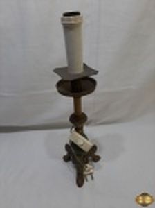 Abajur com pé em bronze trabalhado. Medindo 43cm de altura. Fiação em perfeito estado.