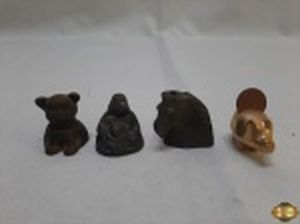Lote de 4 miniaturas para decoração em materiais diversos. Medindo a cabeça de cavalo 3,5cm de altura.