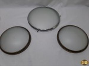 Lote de 3 lustres redondos com cúpula em vidro fosco. Medindo o maior 29cm de diâmetro.