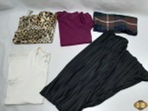 Lote de Roupas Femininas. Composto por 2 blusas, 1 pijama, 1 saia , etc. Peças em ótimo estado de conservação. Tam: M.