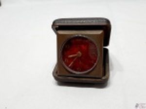 Relógio Despertador Europeu De Viagem Bronze E Couro. NECESSITA DE REVISÃO NA CORDA. MEDINDO: 6,5CM X 6,5CM
