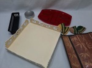 Lote diverso, composto de bandeja em madeira com borda entalhada, petisqueira em acrílico vermelho, jogos americanos, etc. Medindo a bandeja em madeira 35,5cm x 35,5cm x 8,5cm de altura.