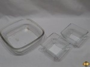 Lote composto de 3 travessas quadrada funda. Medindo a maior 20cm x 20cm x 6,5cm de altura.