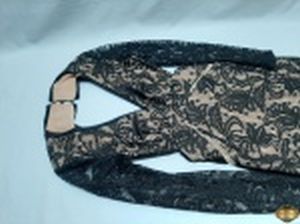 Vestido Preto de renda da marca CORPOREUM. Sendo de renda com tule da marca, com as costas abertas e mangas longas de renda. Tam: 38.