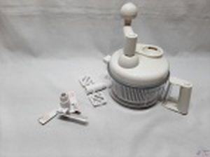 Triturador manual com diversos acessórios. Medindo o recipiente 15cm de diâmetro x 9cm de altura.