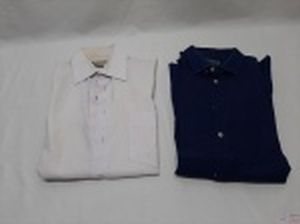 Lote de 2 camisas sociais de manga longa em algodão. Sendo uma da Zara, tamanho 42 e uma da Dartigny, tamanho 40. Com marcas de guardado.