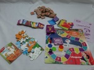 Lote de diversos brinquedos e jogos.
