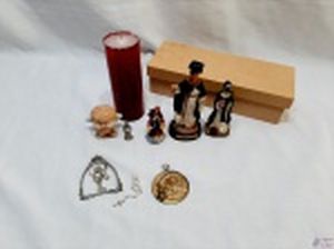 Lote de diversos itens sacros, composto de vela de 7 dias, imagens, caixa retangular em madeira, etc. Medindo a caixa 29cm x 11cm x 8cm de altura.