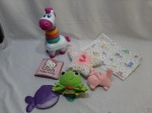 Lote de brinquedos diversos, composto de livro da Hello Kitty, pelúcias, etc.