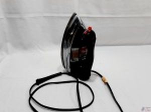 Ferro de passar roupa da Black & Decker, 110v1000w. Funcionando, com um remendo no fio.