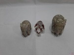 Lote de 3 elefantes decorativos, sendo um em vidro, e 2 em resina. Medindo o maior 7,5cm de altura.