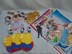 Lote infantil com diversos enfeites com temática das princesas da Disney.
