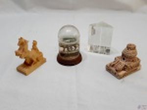 Lote de 4 enfeites souvenier diversos. Medindo a redoma de neve 9,5cm de altura.