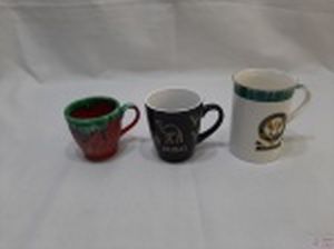 Lote de 3 canecas em porcelana para colecionado. Medindo a maior 11cm de altura.
