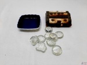 Lote composto de petisqueira em porcelana, enfeites em vidro e caixa em osso com acabamento em metal. Medindo 11,5cm x 9cm x 4,5cm de altura.