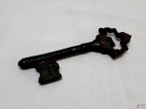 Enfeite de chave antiga em ferro com patina verde. Medindo 17cm de comprimento.