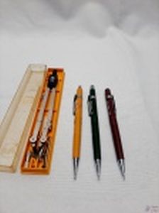 Lote composto de 3 lapiseiras da Pentel, sendo uma 0.3, 0.7 e 0.9, e um compasso Kern. Peças usadas, vendo no estado.