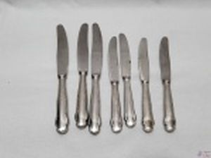 Lote composto de 7 facas em aço inox Hercules, modelo Krupp. Composto de 3 de mesa e 4 de sobremesa.