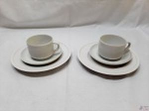 Par de trios de café com leite e bolo em porcelana branca.
