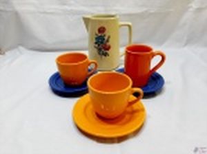 Jogo de 3 canecas de chocolate com pires e jarra em porcelana. Medindo a jarra 17,5cm de altura.