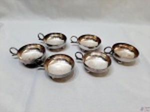 Jogo de 6 taças de sorvete em prata 90 Spam com alça redonda. Medindo 8,5cm de diâmetro x 3,5cm de altura.