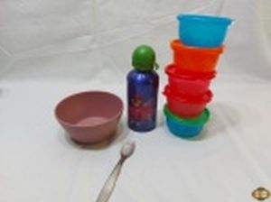 Lote composto de garrafa infantil em alumínio, potes de plástico duro, cumbuca em plástico duro, etc. Medindo a garrafa 19cm de altura.