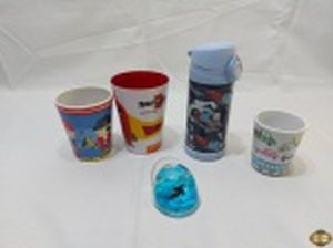 Lote composto de garrafa infantil em alumínio, copos de plástico duro e descansos papel em acrílico. Medindo a garrafa 18cm de altura.
