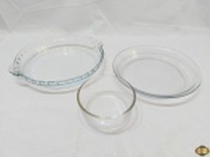 Lote de 2 travessas em redondas e 1 bowl em vidro temperado. Medindo a travessa maior 25cm de diâmetro x 5cm de altura.