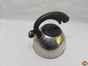 Chaleira em aço inox Euro. Medindo 20,5cm de diâmetro de base x 23cm de altura com alças.